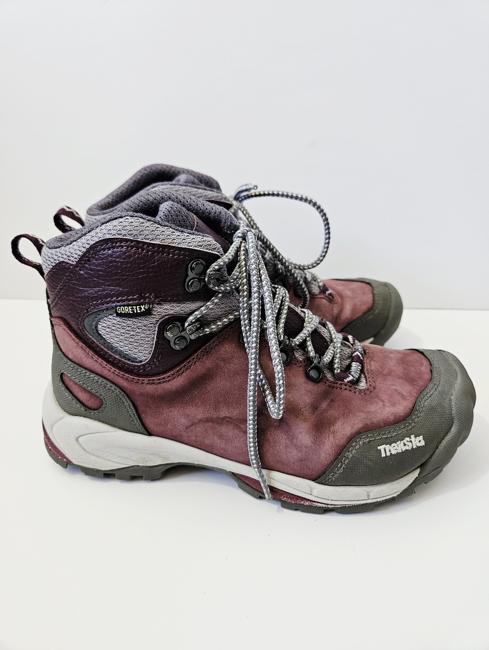 Treksta Alta GTX Hiking Boots Size 7 Leather Upper High Traction Sole Shoes